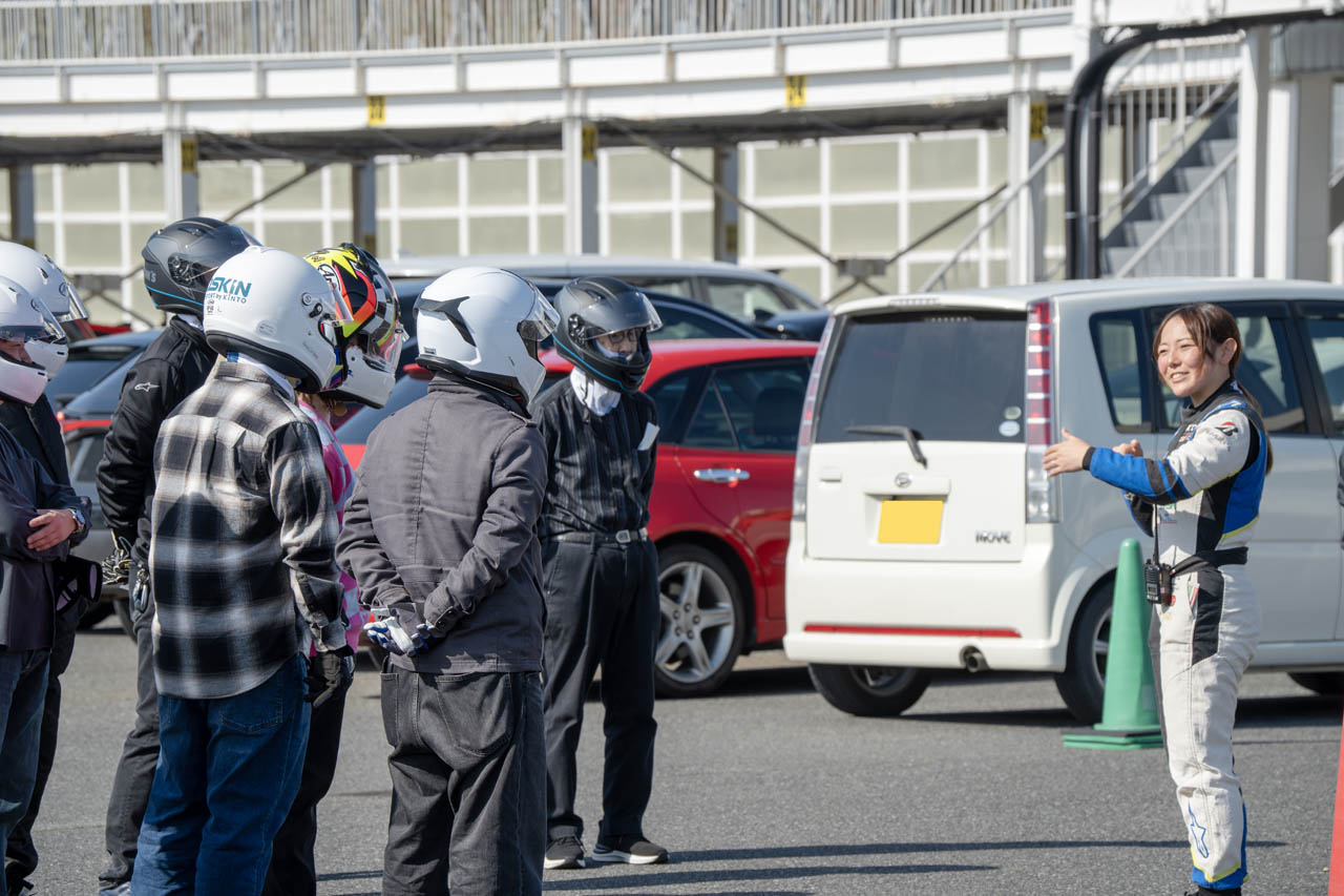 インストラクターによるデモ走行を通じて走り方を解説してもらいます