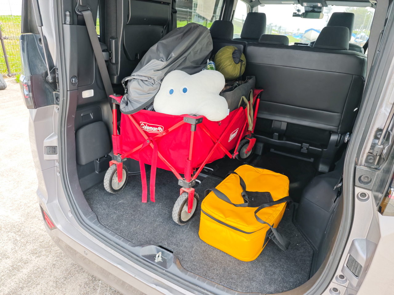コールマンのアウトドアワゴンがすっぽり入った様子