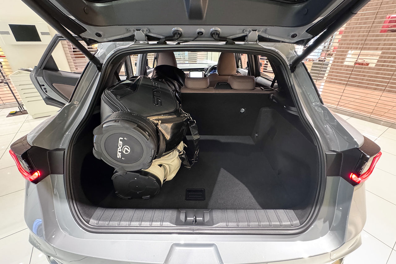 ゴルフバックが２個積載されている画像