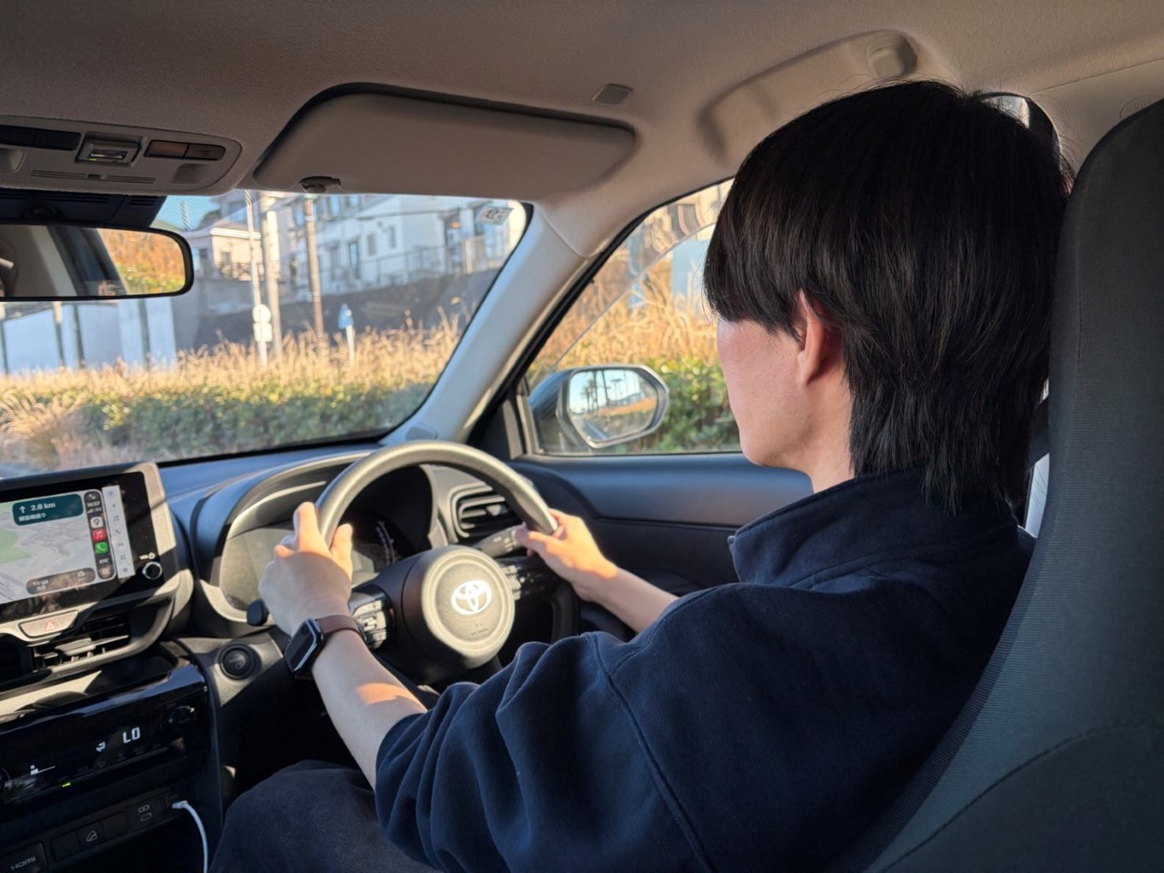 ヤリス クロスのハンドルを握る友人のダイキ。KINTOなら契約者以外も保険が適用される