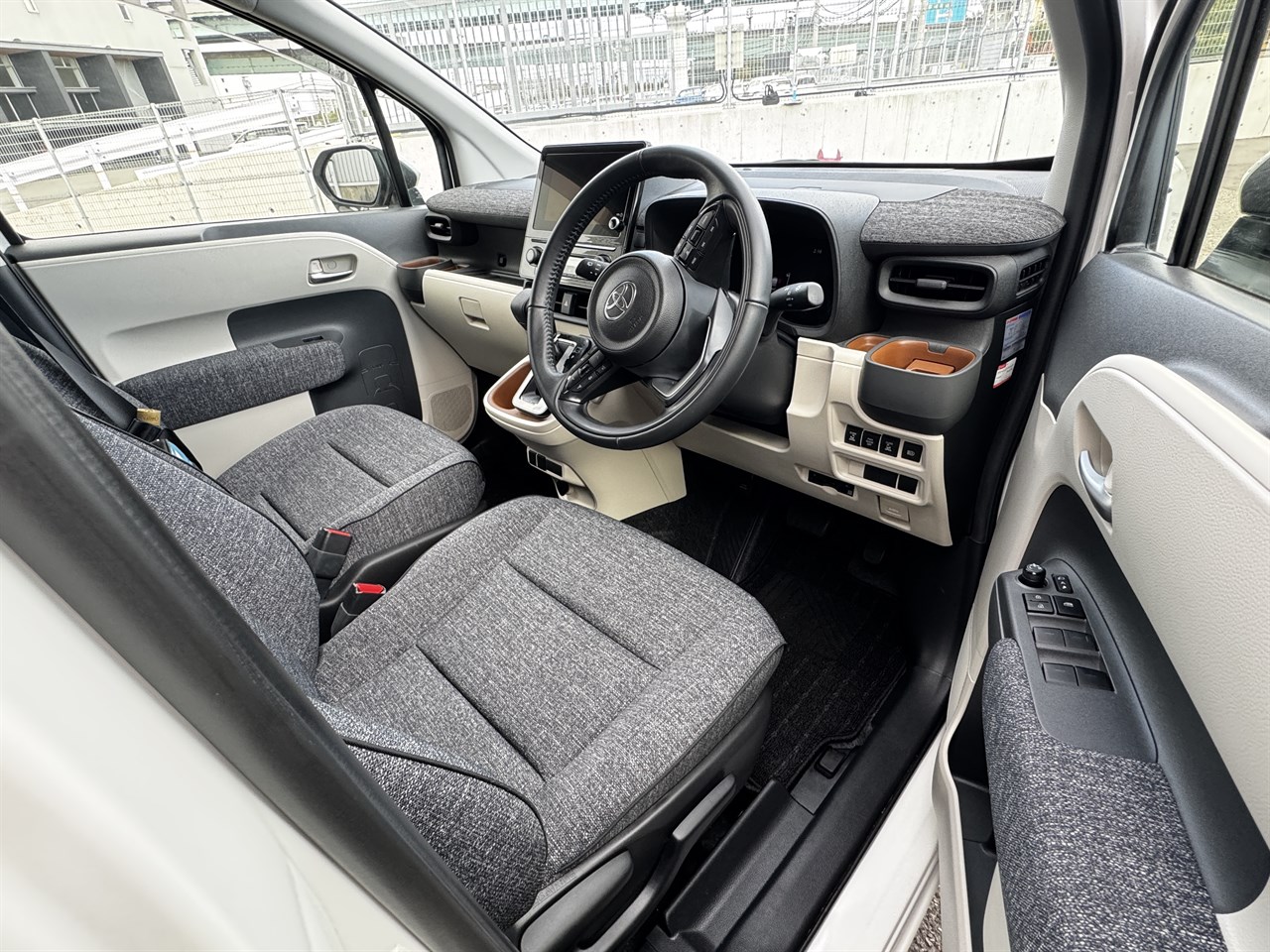 トヨタ シエンタ Z ガソリン 2WD 5人乗り仕様の車内の画像