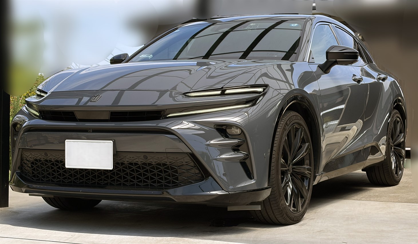 駐車場に収まるクラウン(スポーツ)。スポーティなデザインと高い所有満足度も魅力のひとつ