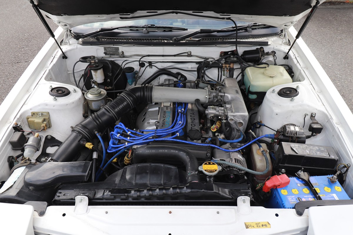 2000GTグレードに搭載される「1G-GE」エンジンは、最高出力160PSを発揮する。補機類が少なくエンジンカバーもないため、まるで後輪駆動レイアウト車の教科書のように整然としている