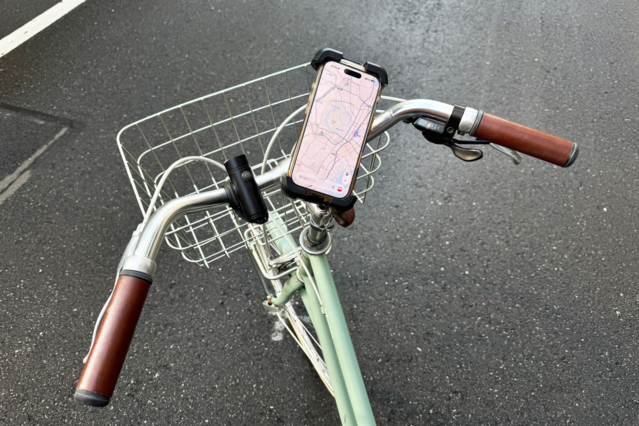 自転車に携帯ホルダーを付けた状態