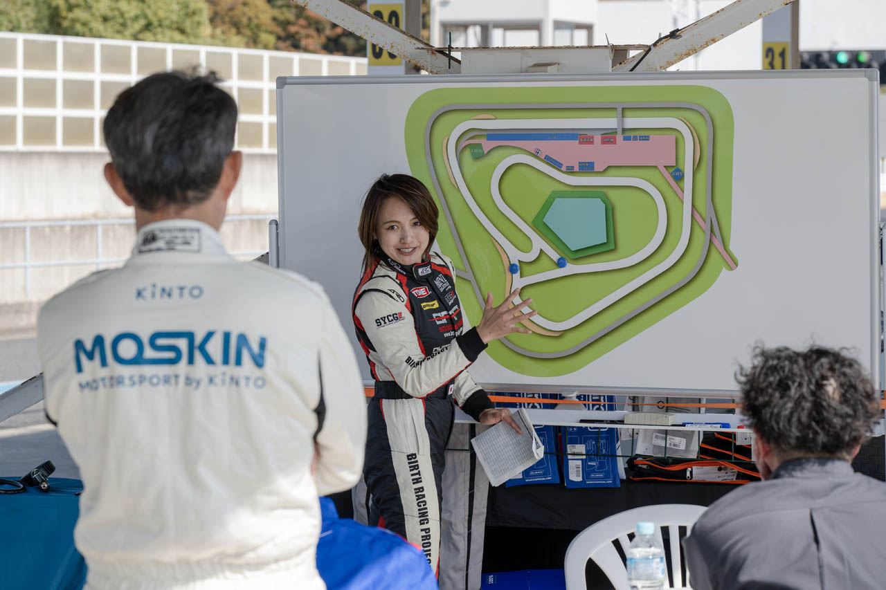 インストラクターのアドバイスに耳を傾ける参加者たち。みな真剣そのもの