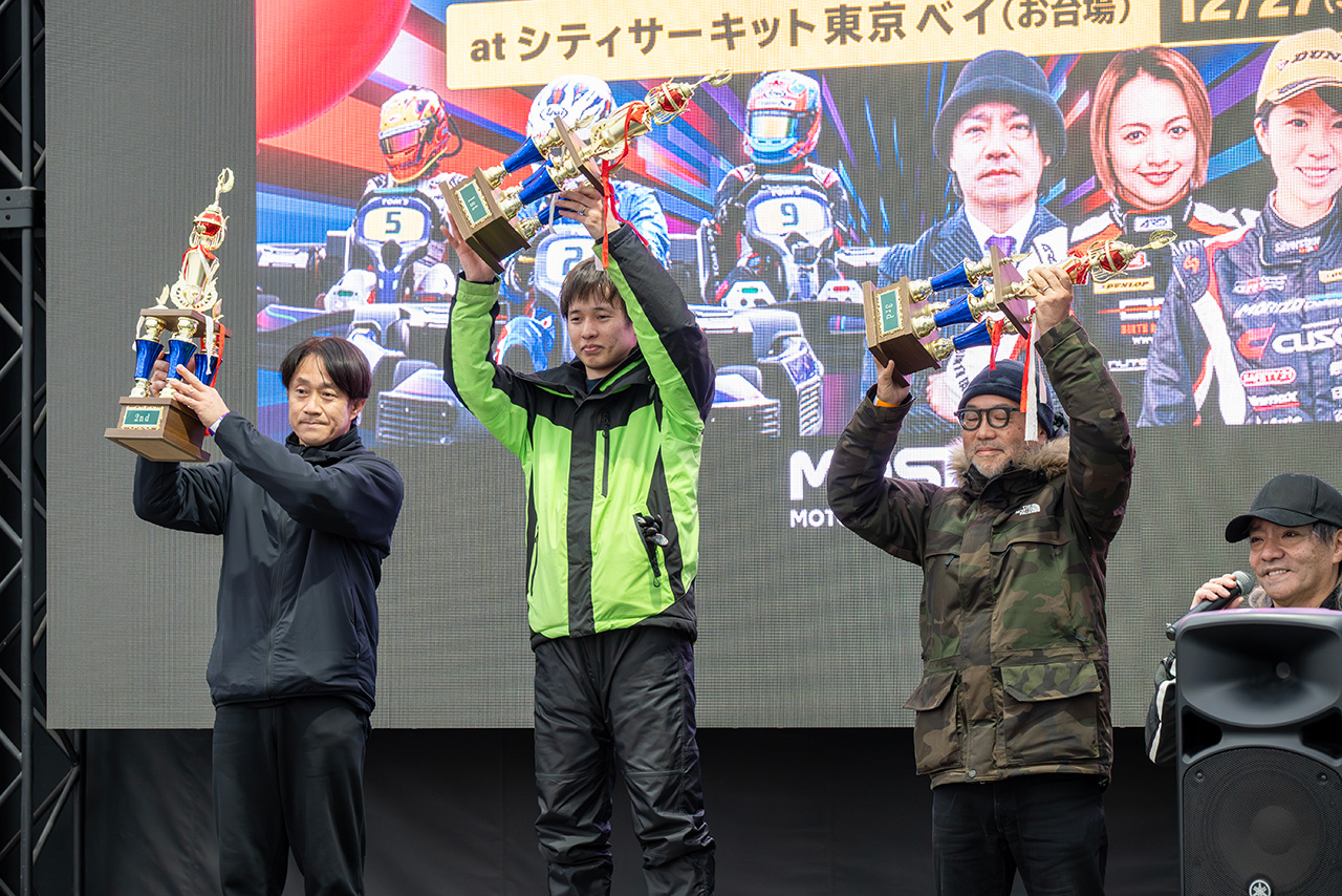 レース後の表彰式。見事1位のドライバーには（借り物ですが）トロフィーを授与されました