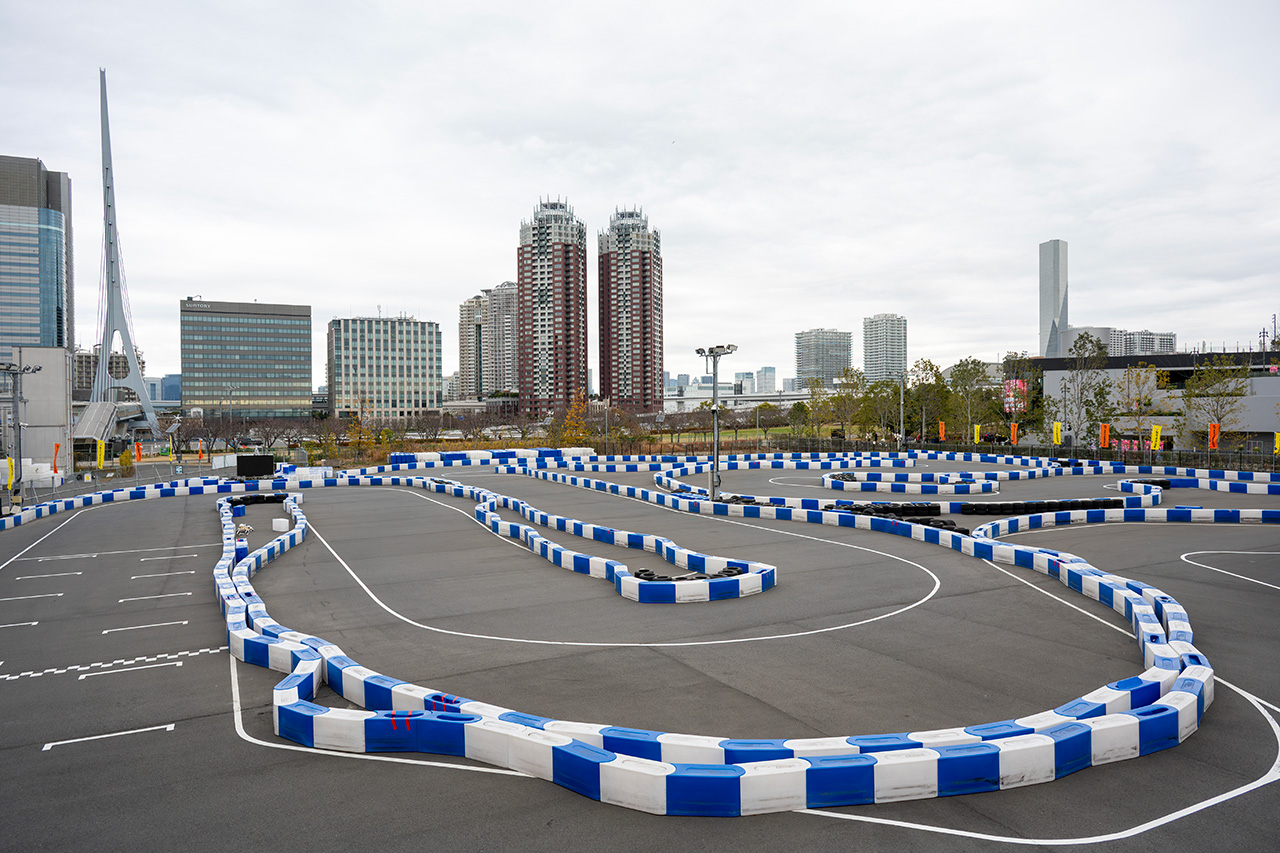 全長400mのコース。前半のヘアピンセクションから、後半の中高速カーブが続き、ゆるやかなシケイン状の最終コーナーへとつながるレイアウト。まったくの平坦ではなく微妙な勾配もあって度胸とテクニックが試されます