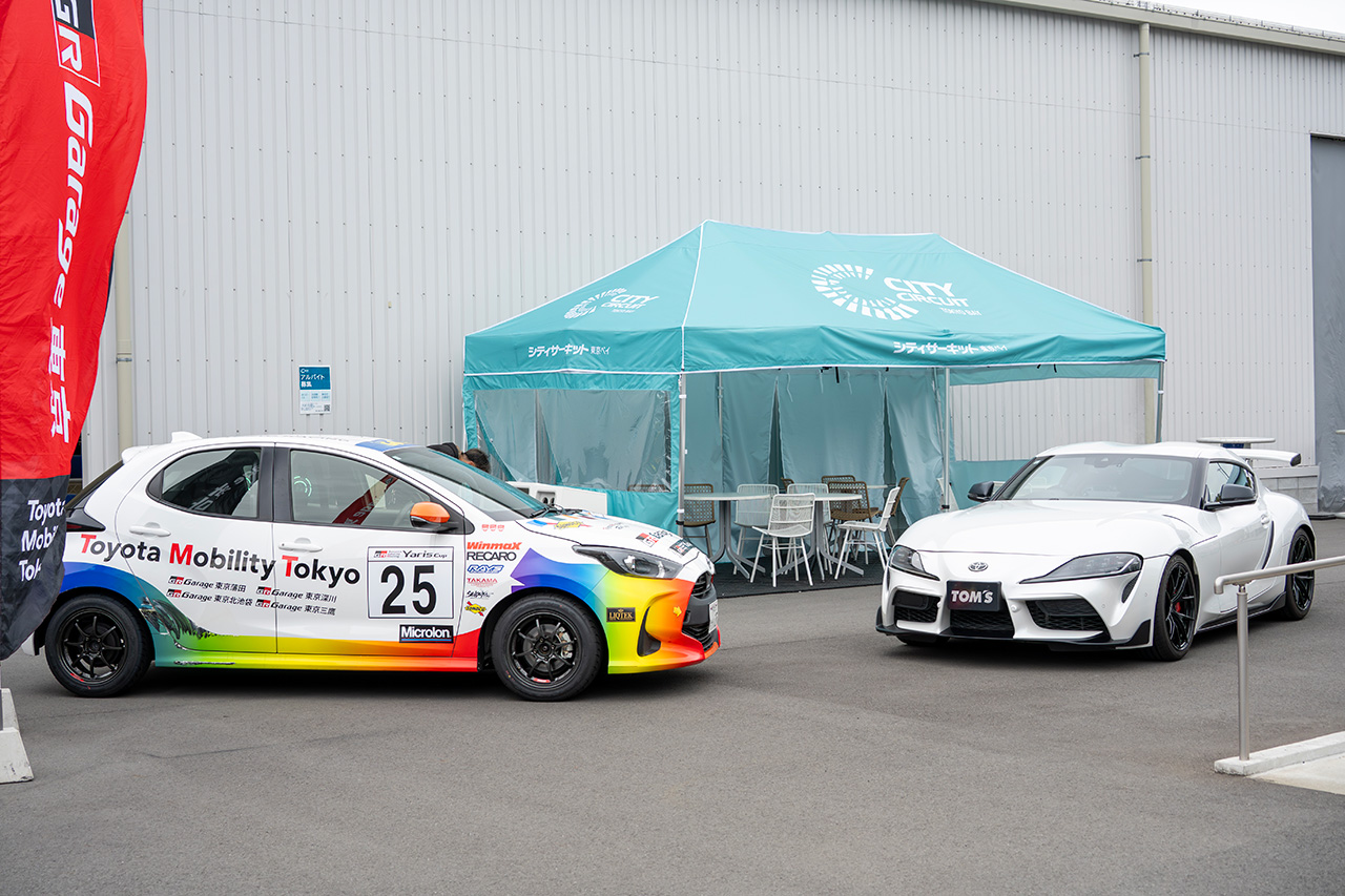 会場にはYaris CupのカップカーとトムスのGRスープラ（レンタル車両）が展示されていました