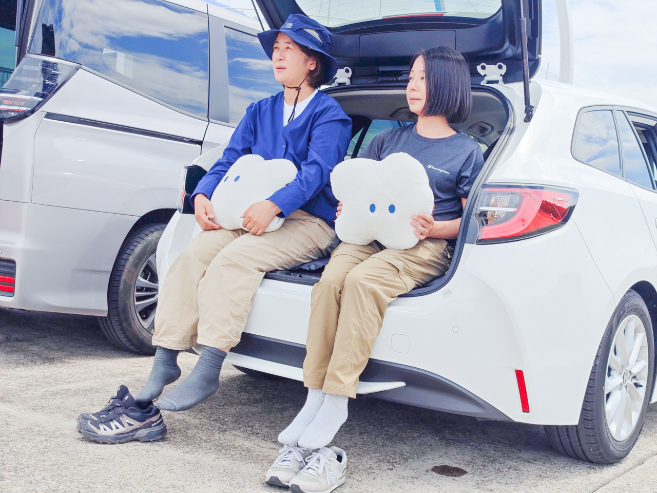 荷室をベンチがわりにする様子