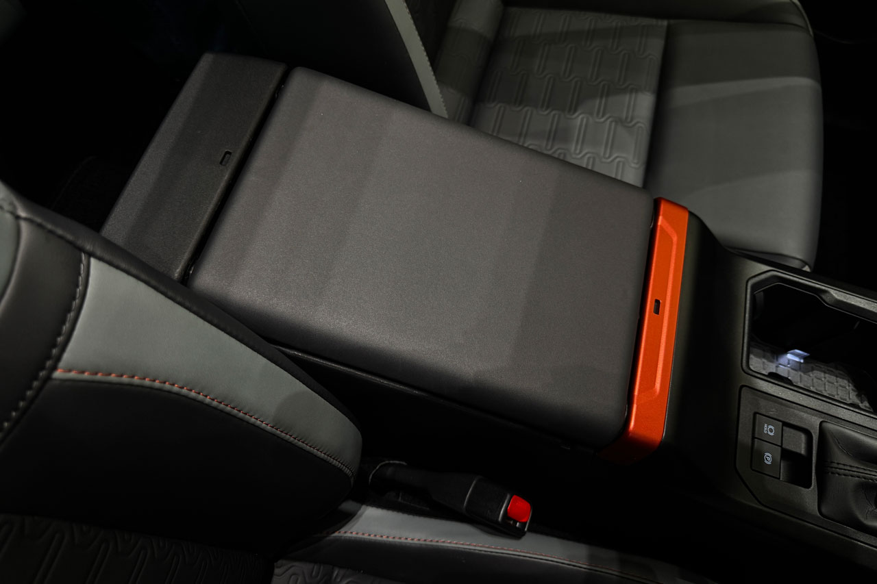 新型：リバーシブルアームレスト（コンソールボックス付）