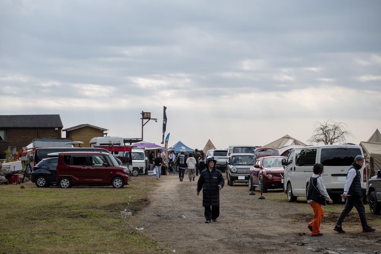 広いキャンプ場の敷地に、約120組ものキャンパーが集結