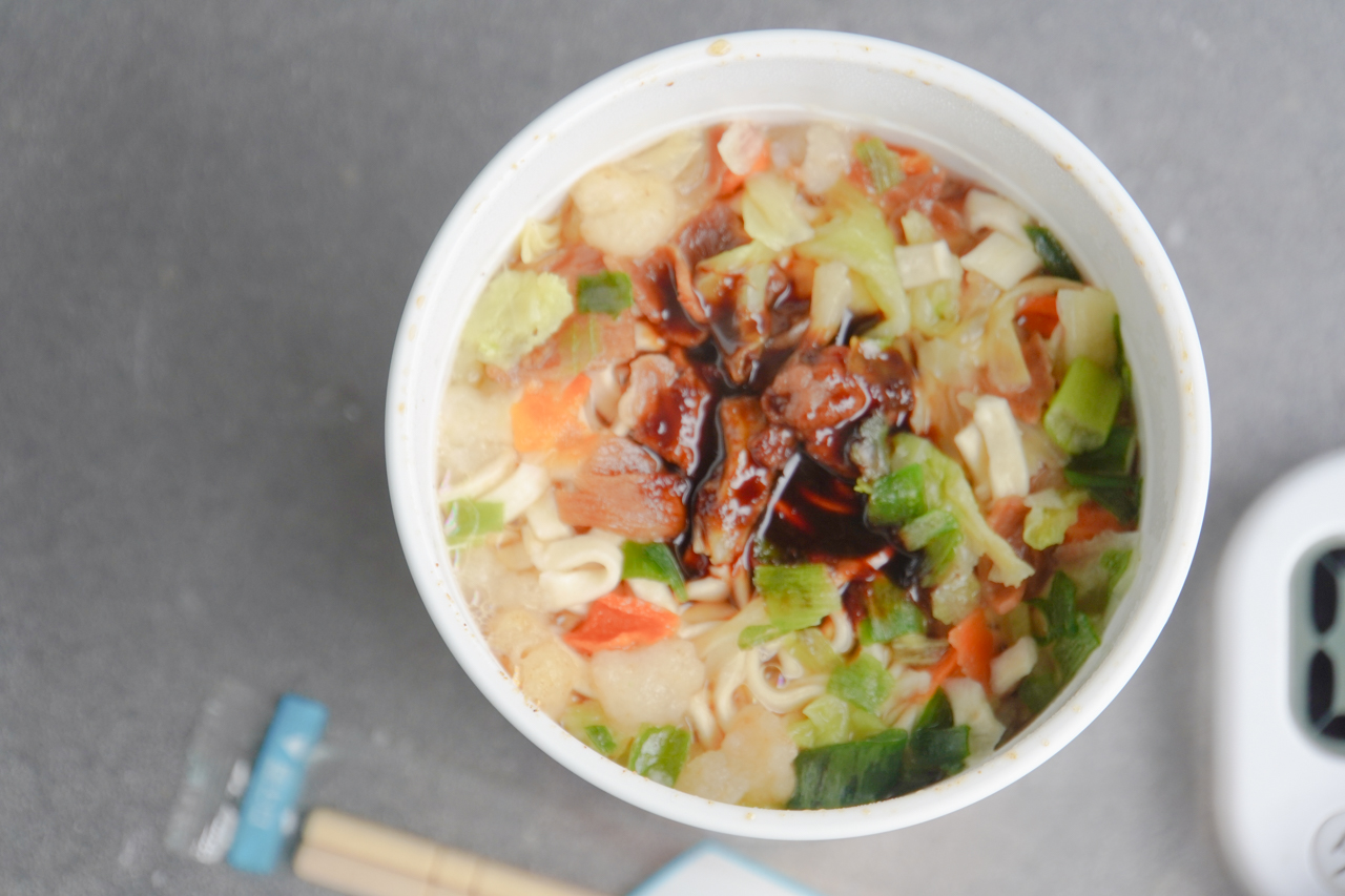 後入れの特製ソースが意外にもサラサラ