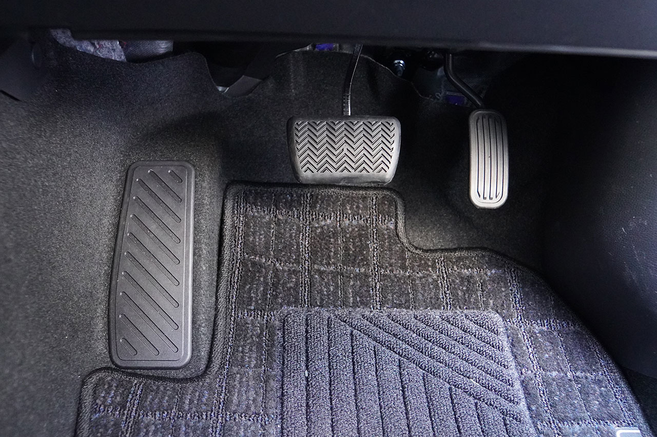 アクアのアクセルとブレーキの画像