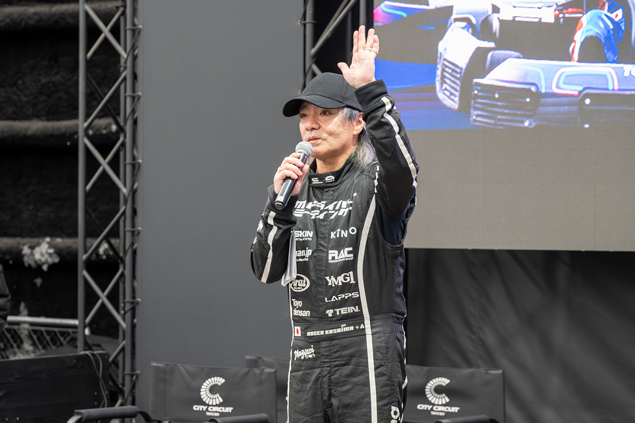 今回のカートイベントのプロデュースとインストラクターを務めるレーサー鹿島さん