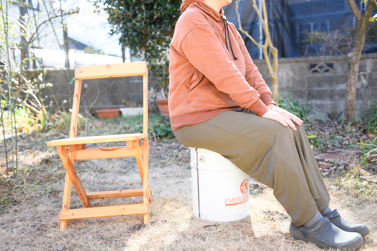 ペール缶に座った状態