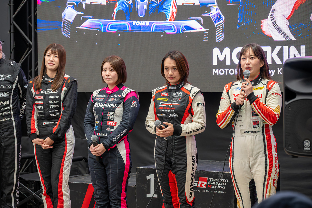 右から、今回のインストラクター猪爪杏奈さん、いとうりなさん、斎藤愛未さん、そしてMCの梅本まどかさん 