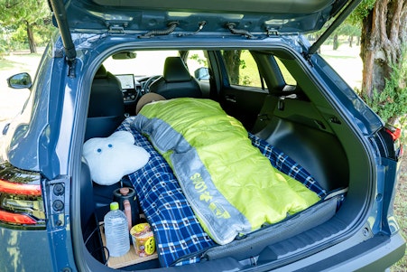 カローラクロスで車中泊はできる？フルフラット化やおすすめグッズを徹底解説
