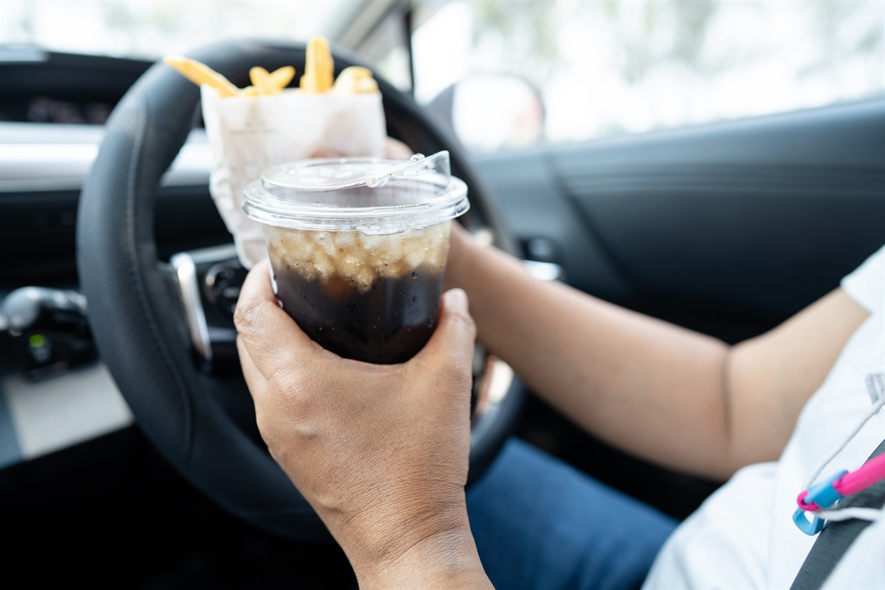 運転中の飲食は、それ自体が即違反となるわけではない