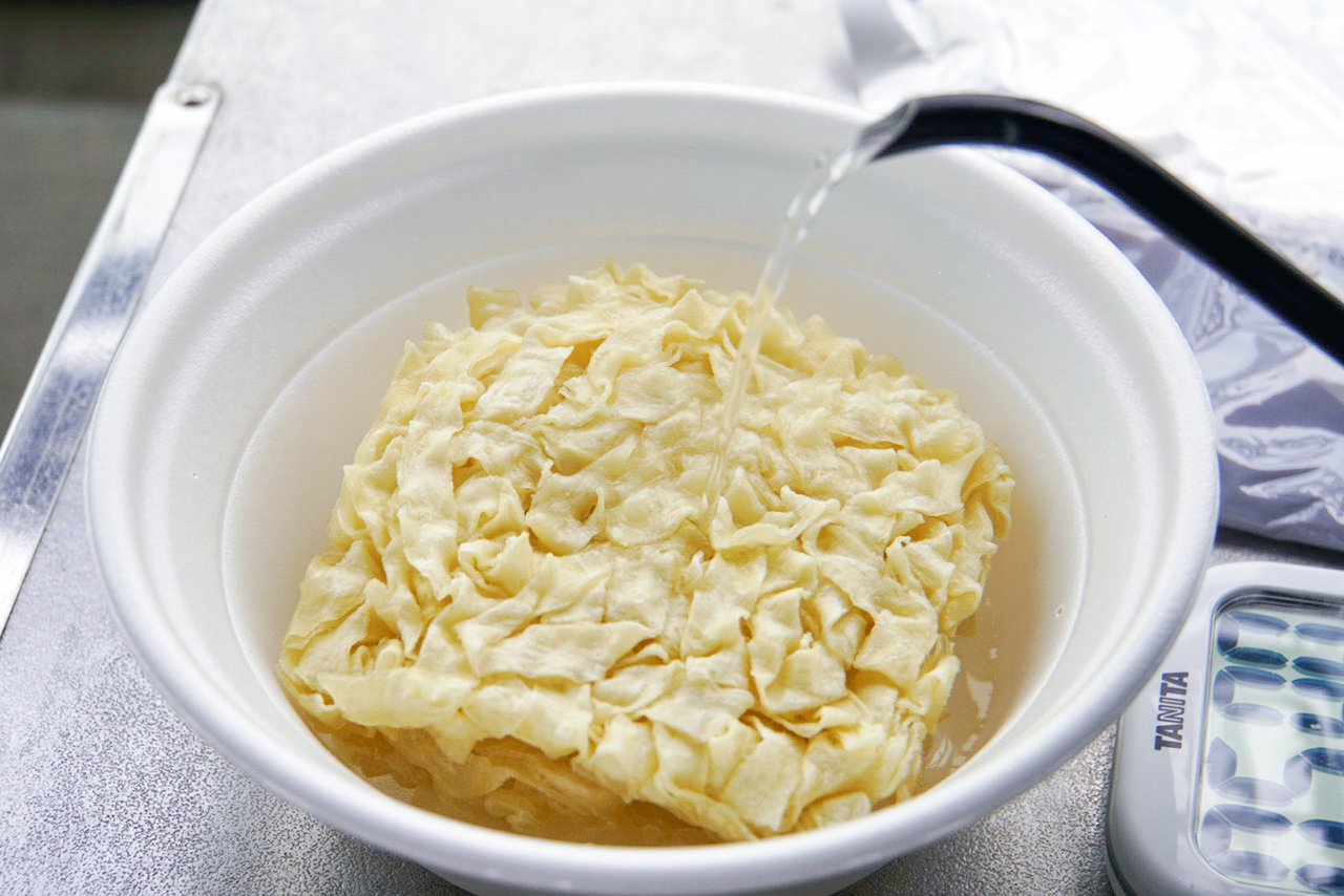 ほうとうめんにお湯を注ぐ様子