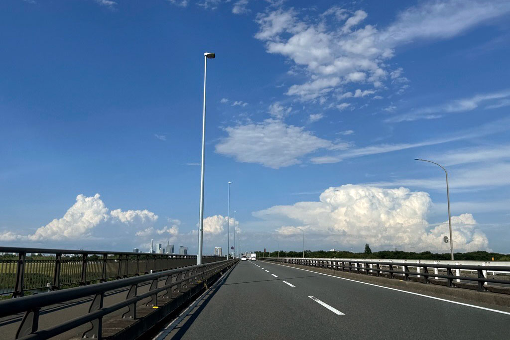 大自然の中をドライブしているイメージカット