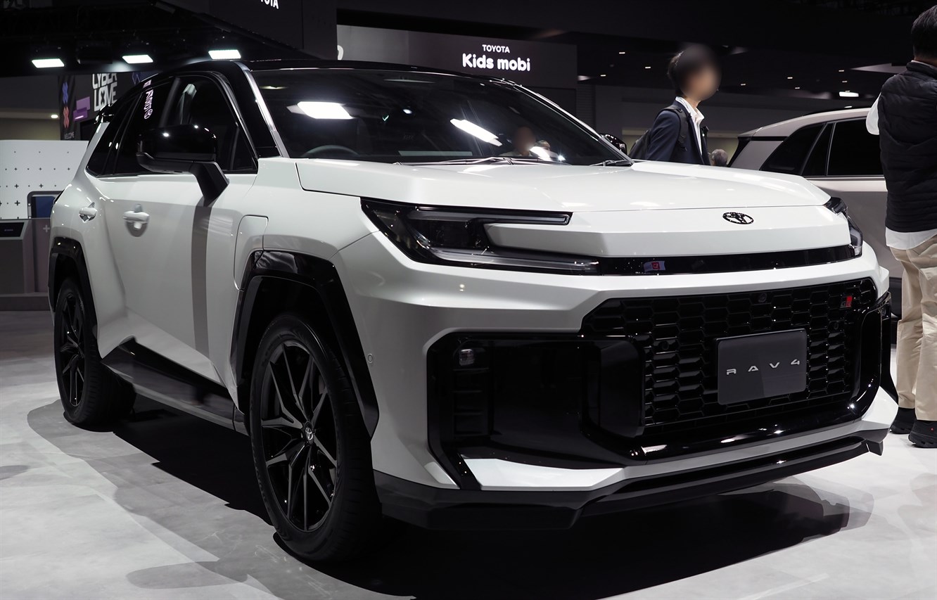 新型RAV4GRスポーツ。大開口風のフロントデザインが非常にスポーティ