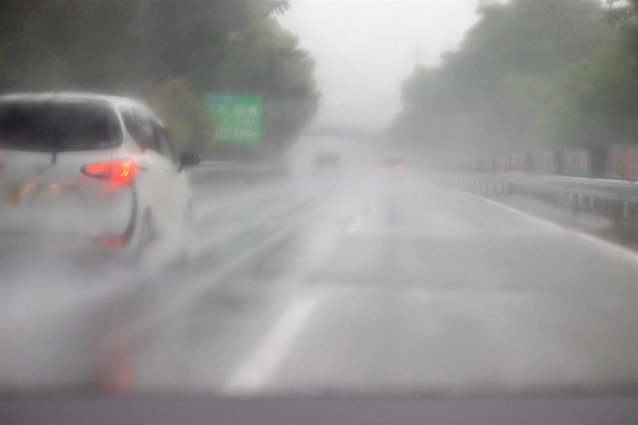 雨の高速道路