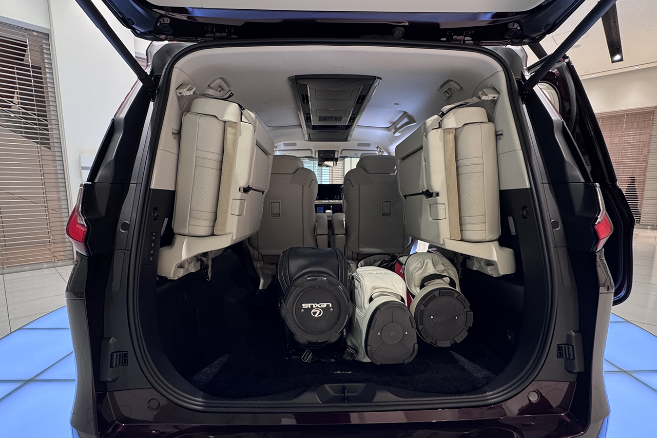 レクサスLMの荷室にゴルフバックを４個入れた状態