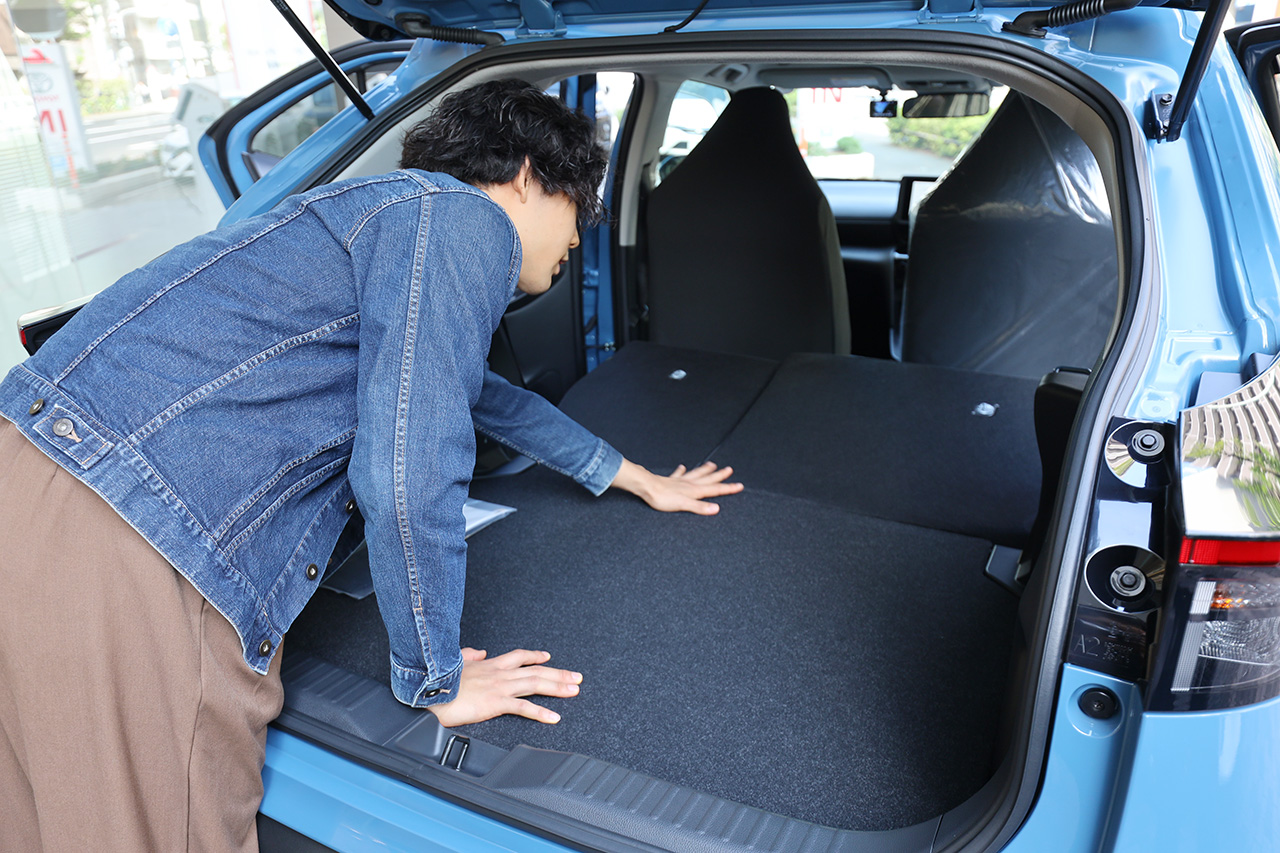 喜屋武さんのレクチャーを受けながら後部座席の倒し方やラゲージルームにあるアクセサリーコンセントの使い方を確認