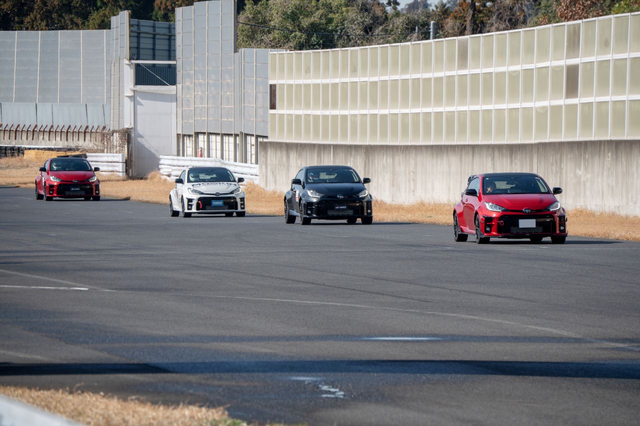 インストラクターの先導車に連なってライン取りを確認します