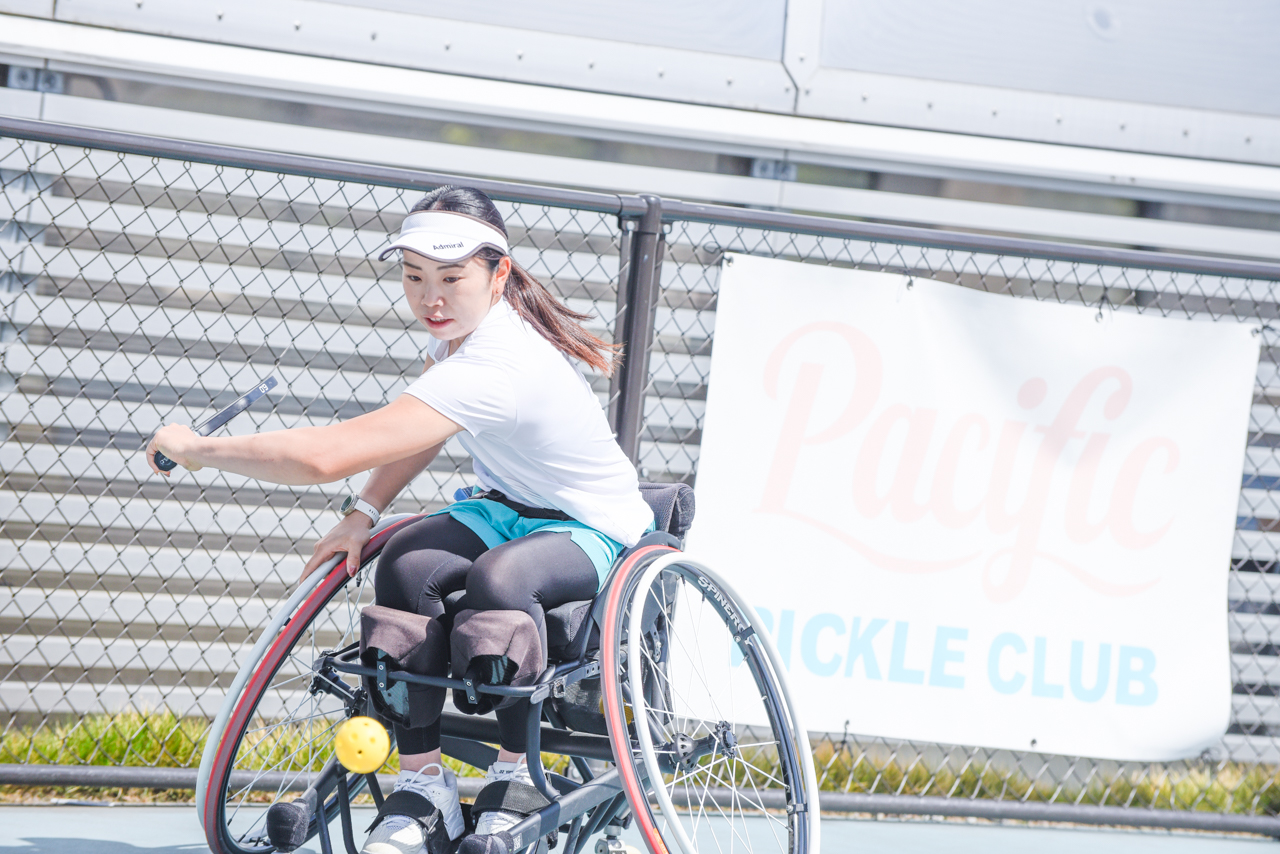 ピックルボールの練習をする船水梓緒里選手