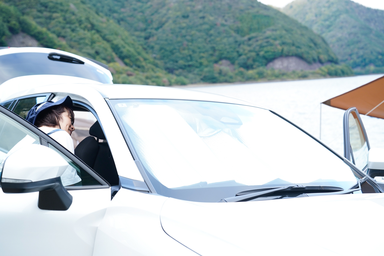 100円ショップのサンシェードを取り付けている様子_その2