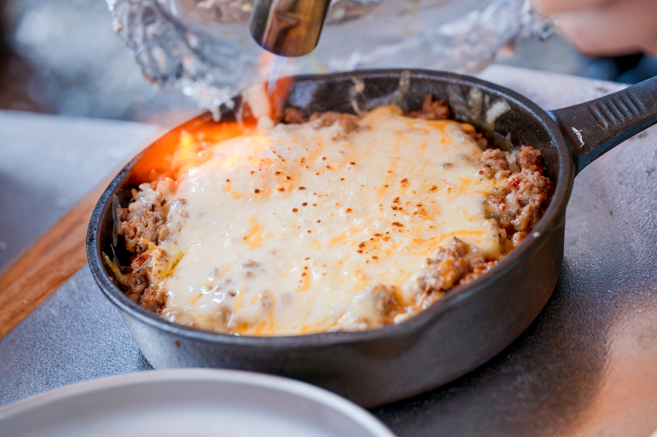 表面はバーナーであぶり、焦げ目をつくりました