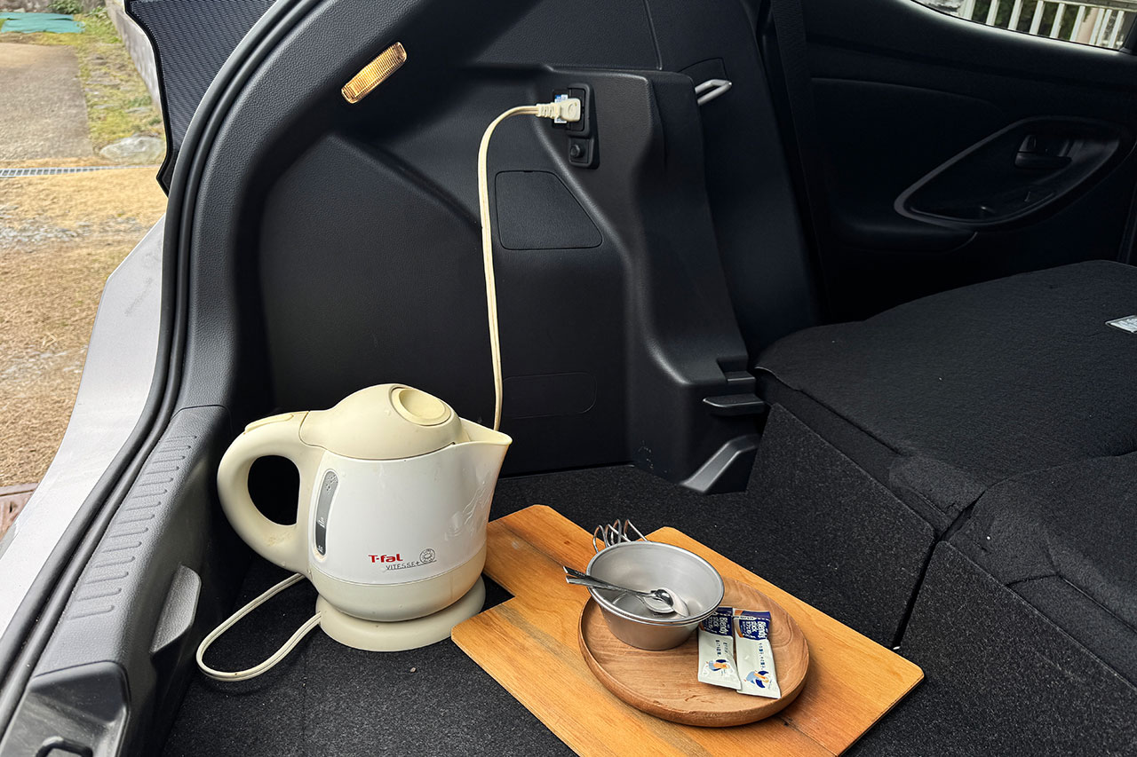 ケトルでお湯を沸かす様子