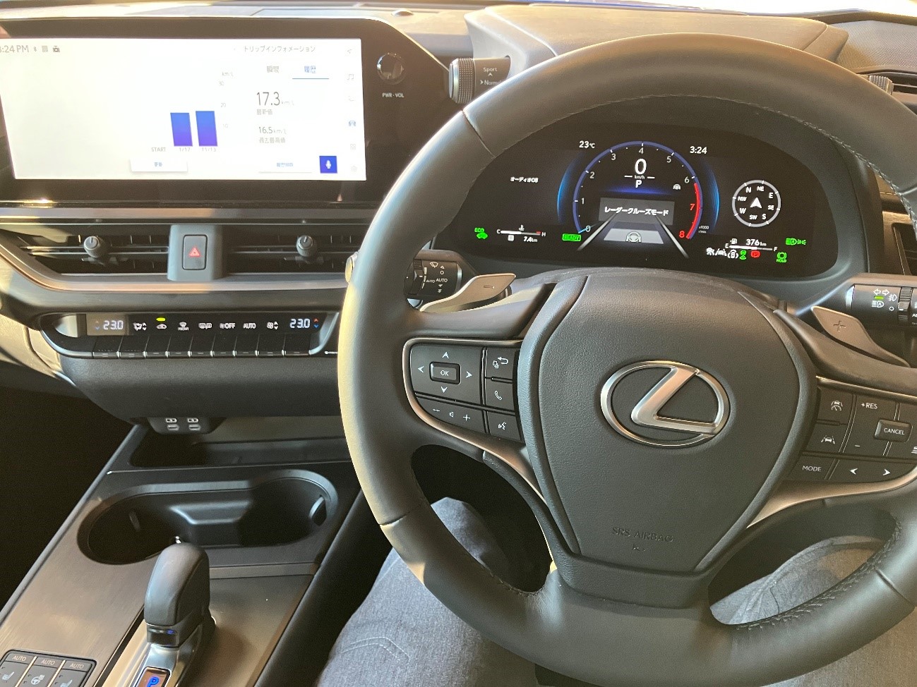 LEXUS UX300h “version L” AWDのハンドルや12.3インチフル液晶メーター