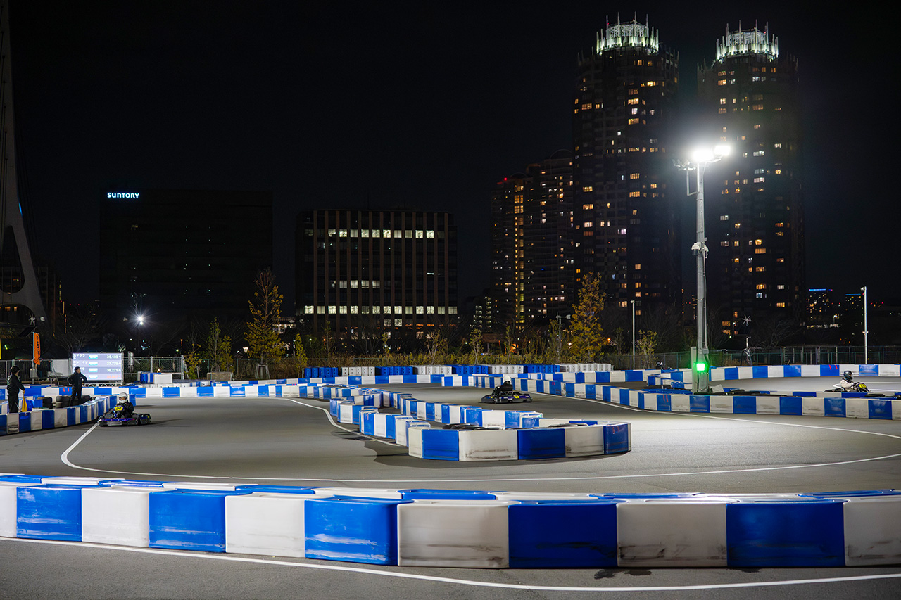 ちょっと幻想的な夜のサーキット。年末の冷え込んだ夜でしたがドライバーたちはヒートアップ    