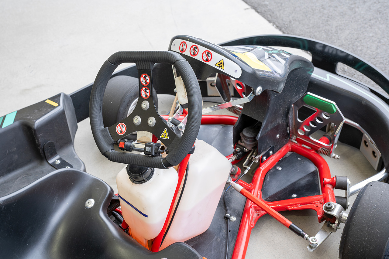 右足アクセル、左足ブレーキのレイアウト。まずはここから慣れることが必要 