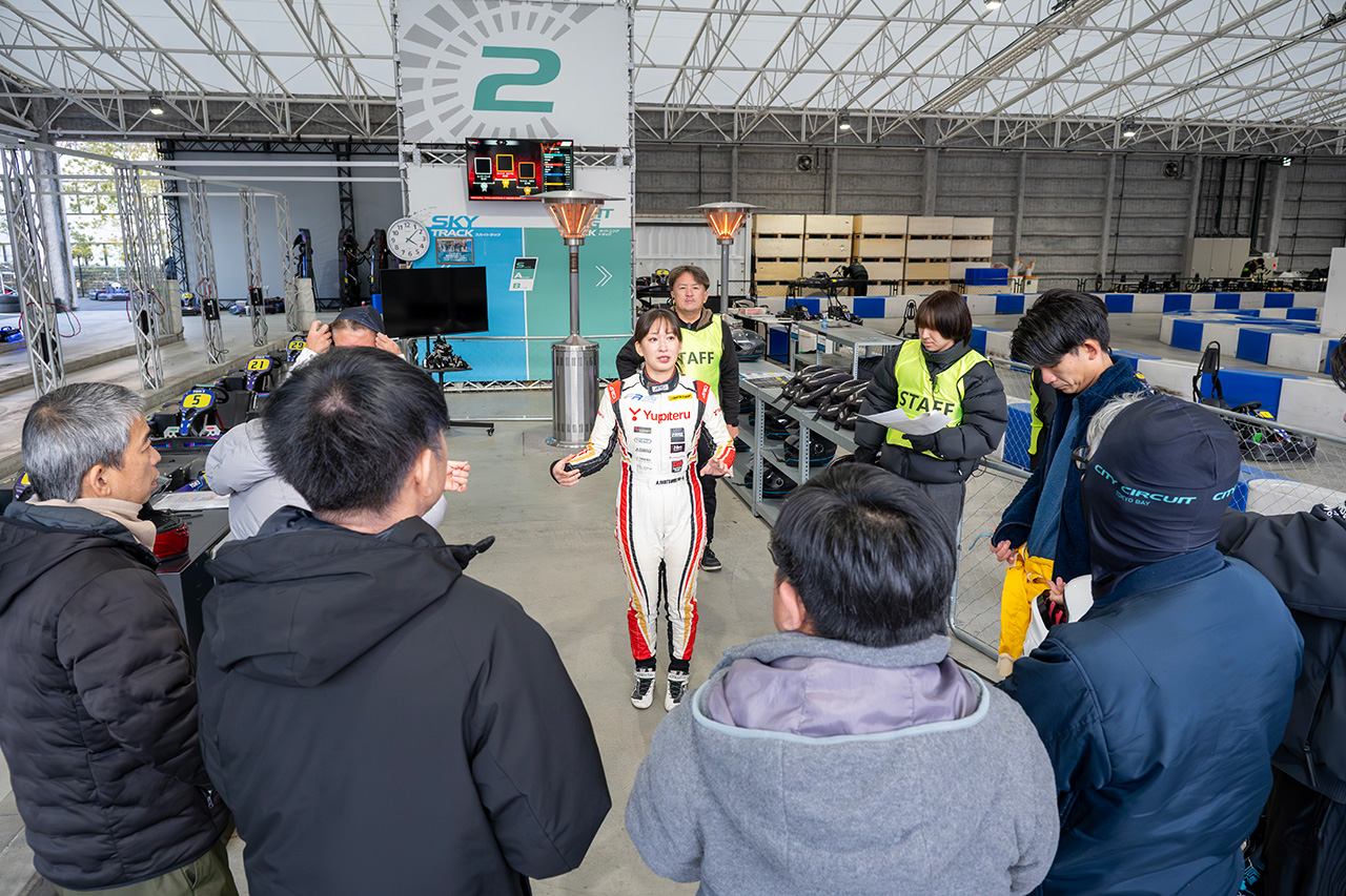スポーツ走行後、インストラクターの猪爪杏奈さんからフィードバックを受ける参加者たち。プロならではの的確なアドバイスに感銘しきり
