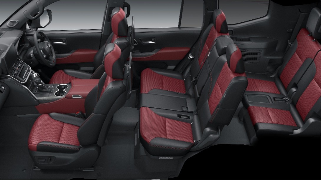 GR SPORT(ハイブリッド車)。内装色のGR専用ブラック&ダークレッドは設定色(ご注文時に指定が必要です。指定がない場合はGR専用ブラックになります)