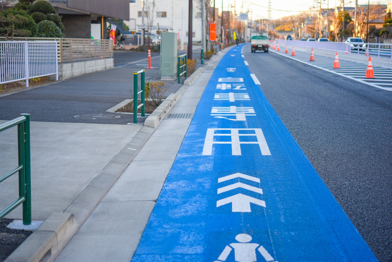 カラー舗装された自転車通行帯