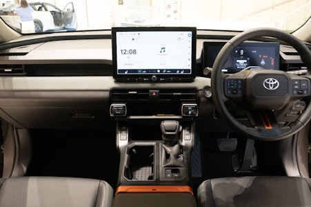 【新型RAV4】内装・荷室はこう変わった!驚きの「749L」の大容量と見晴らしの良いコックピット